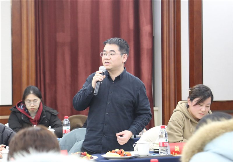集團與泰州中學聯(lián)合舉辦“校企同關愛，勵學助成長”座談會